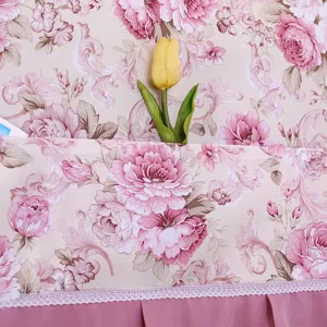 Detailansicht der vintage rosa Blumen Kühlschrank Staubschutzhülle mit Spitze und Tasche.