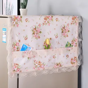 Blumige kühlschrank staubschutzhülle mit spitzenborte und taschen für dekoration.