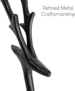 Detailansicht der raffinierten Metallverarbeitung an einer mattschwarzen Rentierfigur