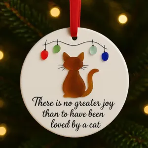 Detailaufnahme eines Keramik-Katzenanhängers mit Seeglas-Katze und liebem Spruch