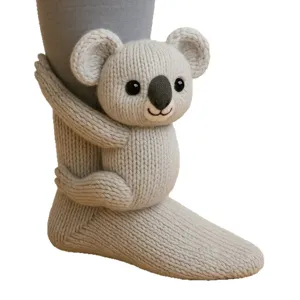 Detail der 3D-gestrickten Koala-Tiersocke mit gemütlicher Häkeltextur