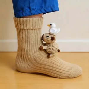 Nahaufnahme einer niedlichen 3D-Häkel-Capybara und Ente auf khakifarbenen Socken