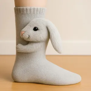 Nahaufnahme eines 3D-gestrickten Plüschhasen auf grauer Socke mit Texturdetails