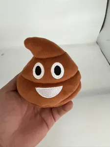 Detailansicht eines weichen braunen Kackhaufen-Emoji-Plüschtiers mit lächelndem Gesicht
