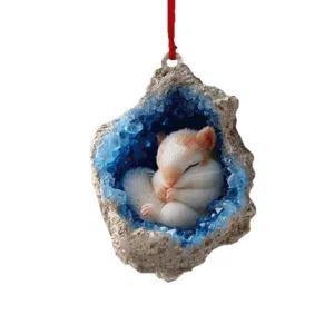 Weihnachtsschmuck mit einem kleinen Tier, das in einer blauen Kristallgeode schläft