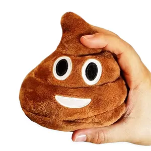 Lustiges braunes Kot-Emoji-Plüschtier mit lächelndem Gesicht, in der Hand gehalten