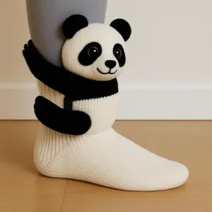 Niedliche 3D-Stricksocken mit einem Plüschpanda, der das Bein in weichem Strick umarmt
