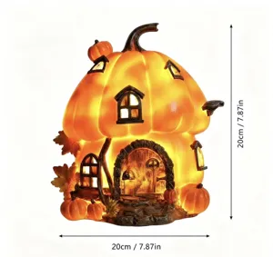 Detailansicht eines beleuchteten Kürbis-Haus-Ornaments aus Harz mit 20 cm Höhe