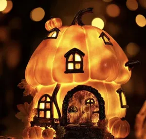 Nahaufnahme eines leuchtenden Kürbis-Hauses aus Harz für die Halloween-Dekoration.