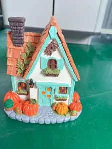 Detailansicht eines Miniatur-Kürbehauses aus Resin für Herbst- und Halloween-Deko