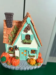Handbemalte Miniatur-Kürbishaus-LED-Leuchte für Herbst- und Halloween-Hausdekorationen