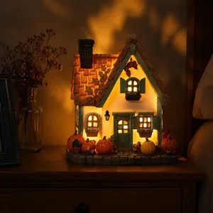 Detailansicht einer beleuchteten Kürbishauslampe mit warmem, orangefarbenem Licht.