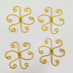 Detailansicht gelber Pflanzstäbe aus Schmiedeeisen mit dekorativem Lotus-Drahtdesign