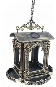 Detalle de comedero solar para pájaros en metal vintage con tallas de estilo gótico