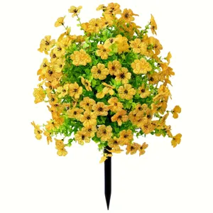 Nahaufnahme eines gelben künstlichen Gänseblümchen-Kugelstraußes mit Gartenstecker.