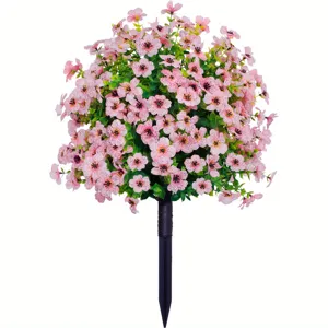 Detailansicht einer realistischen rosa künstlichen Gänseblümchenkugel mit Gartenstab.