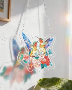 Detailansicht des Kolibri-Acryl-Suncatcher-Puzzles mit Regenbogen-Lichteffekten.