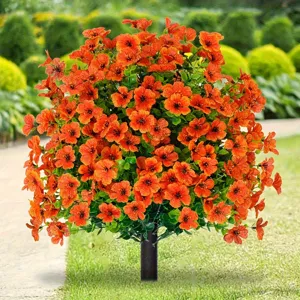 Detailansicht des leuchtend orangefarbenen künstlichen Gänseblümchen-Busches im Garten