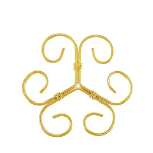 Goldfarbene Eisen-Pflanzenstütze in Lotusform für Gartenarbeit und Blumenarrangements.