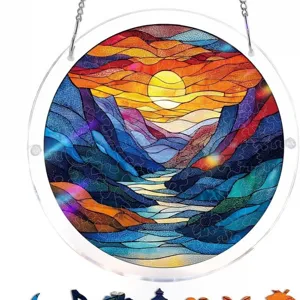 Detailansicht eines 83-teiligen Acryl-Puzzles im Buntglas-Stil als runder Sonnenfänger.