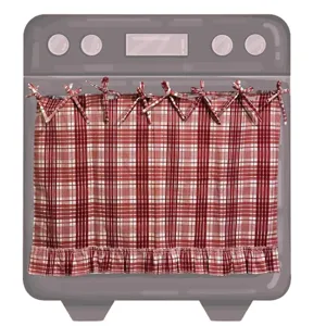 Détail de la jupe de four faite main à carreaux rouges avec des nœuds et des volants