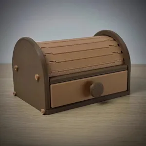 Detailansicht eines 3D-gedruckten braunen Brotkastens mit Rolltop und einer Schublade