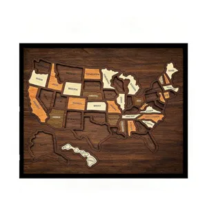 Detailaufnahme eines lasergeschnittenen Holzpuzzles der USA-Karte mit gravierten Staaten.