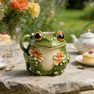 Vista dettagliata di una tazza in ceramica a forma di rana 3D verde in un giardino.