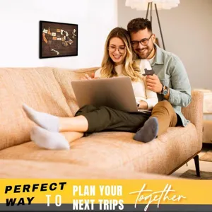 USA-Reisekarte aus Holz, Puzzle in einem gemütlichen Wohnzimmer als Deko präsentiert