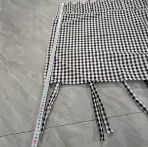 Jupe de four faite à la main à carreaux noir et blanc montrant une longueur de 70cm