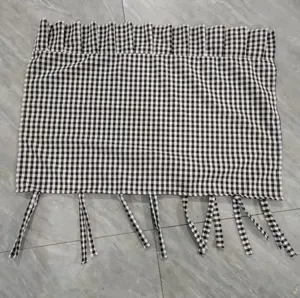 Jupe de four artisanale à carreaux noirs et blancs avec haut plissé et lanières.