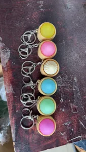 Dettaglio di simpatici portachiavi dumpling antistress in vari design di silicone colorato