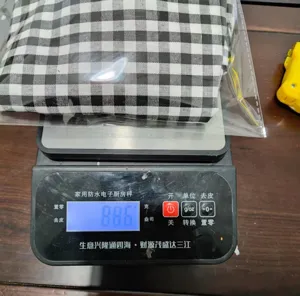 Jupe de four faite main à carreaux noirs et blancs pesant 88,6g sur balance