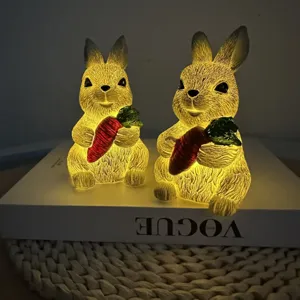 Vue détaillée des figurines de lapin de Pâques en résine avec lumière chaude décorative