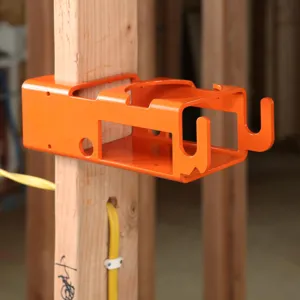 Detailansicht eines orangefarbenen Metall-Getränkehalters an einem Holzständer montiert