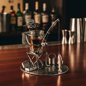 Detailansicht des handgefertigten Schnapsglas-Halters aus Metall in Form eines Fischers