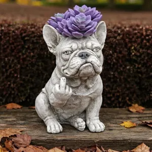 Vista dettagliata del vaso bulldog francese imbronciato con gesto del dito medio decorativo.