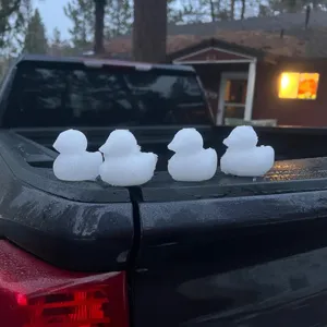 Detailansicht von vier süßen Enten aus Schnee, hergestellt mit einer Schnee-Entenform