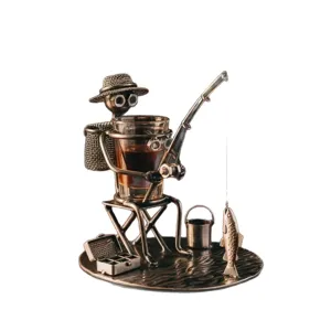 Kreative handgefertigte Metallfischer-Skulptur mit Schnapsglashalter für einzigartige Geschenke