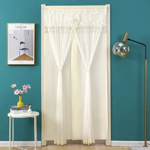 Vista detallada de la cortina de puerta de encaje blanco en la habitación, diseño elegante.