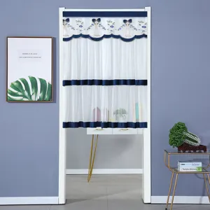 Vista detallada de la cortina de puerta transparente con bordado floral azul y lazos.
