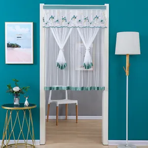 Rideau de porte transparent avec bordure en velours vert et broderie, déco intérieure.