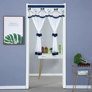 Cortina de puerta decorativa elegante con bordado azul y lazo para la decoración.