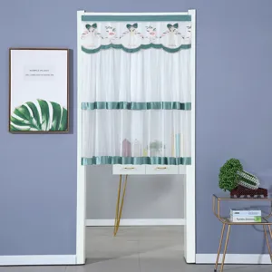 Detalle de cortina de puerta bordada verde y blanca, media cortina de tela transparente hogar.