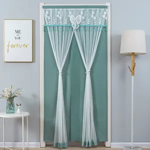 Escena de cortina divisoria de habitación acogedora con encaje blanco y tela verde.