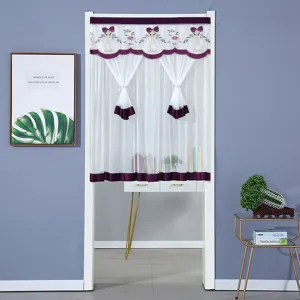 Vista detallada de la elegante cortina de puerta transparente con exquisito bordado morado.