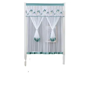 Rideau de porte en voile blanc avec bordure en velours vert et broderie florale.