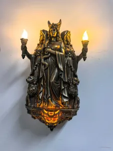 Detailansicht der leuchtenden Hekate Dreifaltige Göttin Harz-Wandlampe mit Fackeln