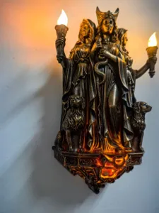 Detailansicht der antiken Hekate-Wandlampe mit leuchtenden Fackeln aus Harz-Deko