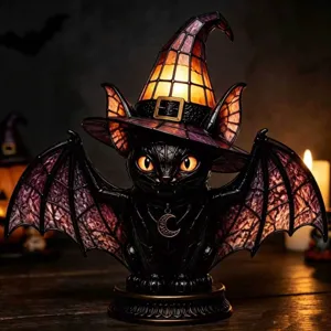Detailansicht einer gotischen schwarzen Katzenstatue mit leuchtender Hexenhutlampe
